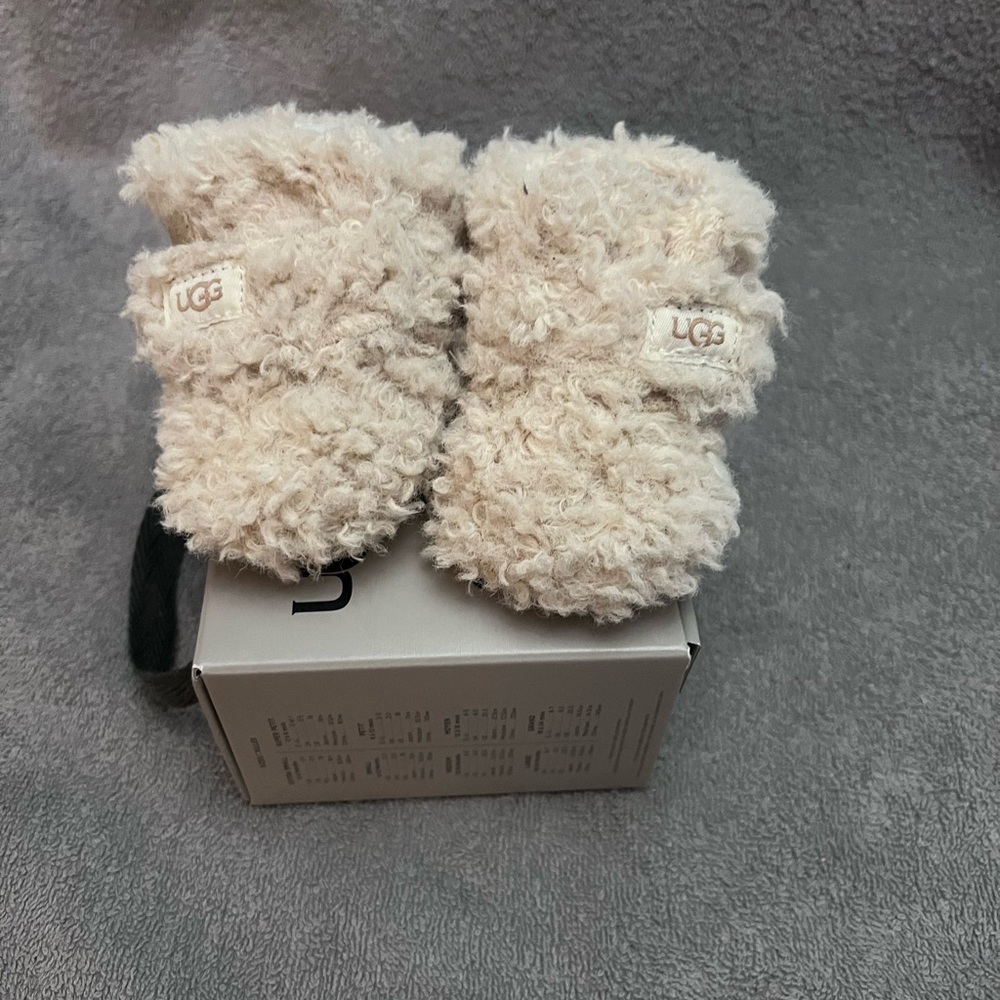 UGG Bixbie: Cozy Cream Baby Booties - Size 0/1 (XS)
